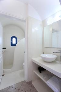 易莫洛林Pergeri Apartments的白色的浴室设有水槽和卫生间。