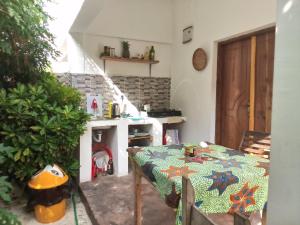 江比阿Moringe Home Stay - Village House的一间厨房,内设桌子和壁炉