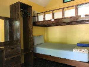 象岛海岛旅馆的一间卧室配有双层床。
