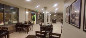 马达巴黑鸢尾酒店 的餐厅内带桌椅的用餐室