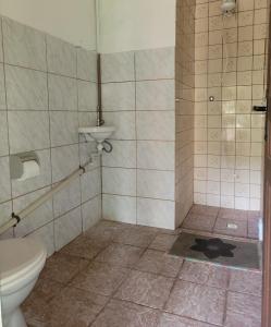卢米亚Hospedaria e Camping Quintal do Mundo的一间带卫生间和水槽的浴室