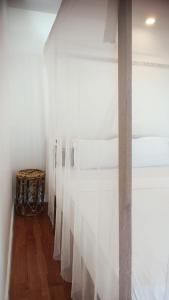 卡纳科纳Shubh Cottages Agonda的走廊设有白色墙壁和木地板