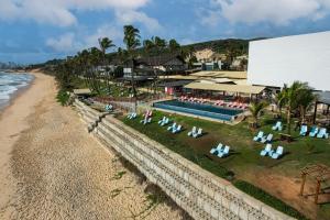纳塔尔Vila do Mar Natal - All Inclusive的享有度假胜地的空中景致,设有游泳池和海滩