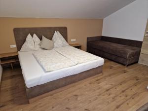 阿尔滕马克特蓬高Appartement Sami的一间卧室配有一张大床和一张沙发