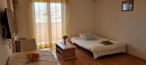 诺瓦利娅Apartments Zakarija的小房间设有床和窗户
