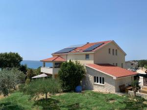 拉扎纳茨Apartments 4Mios的屋顶上有一个太阳能屋顶的房子