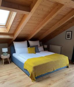 奥伯劳Das Bergquartier - Ferienwohnung Mühlberg的一间卧室配有一张黄色毯子床