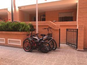 卡瓦内斯Bajo con gran terraza en Ribera de Cabanes的停放在砖楼前的两辆摩托车