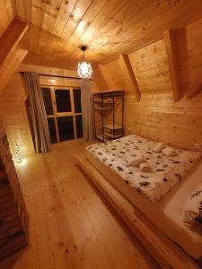 科拉欣Anna's Mountain House的小木屋内一间卧室,配有一张床