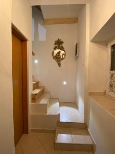 弗尔萨尔Guesthouse Riba的走廊上设有楼梯,墙上设有时钟