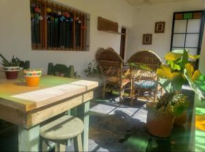 卡门-德巴塔哥内斯Única的配有桌椅和植物的房间
