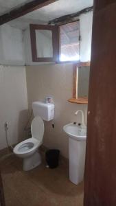 南威Marashi Villa的一间带卫生间和水槽的小浴室