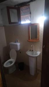 南威Marashi Villa的一间带卫生间和水槽的小浴室