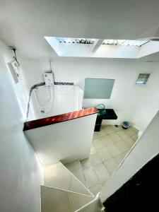 象岛White house bailan resort的客房内设有带水槽和卫生间的浴室