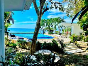 象岛White house bailan resort的一座带游泳池和大海的房子
