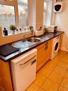 LudgershallTwo Bedroom, Off-road Parking的厨房配有水槽和洗衣机