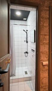 久姆里Kotun Gyumri的浴室设有白色瓷砖墙和淋浴。