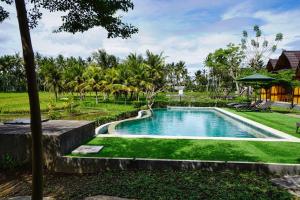乌布Adil Villa & Resort的度假村庭院内的游泳池