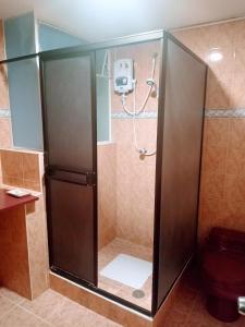 库斯科Residencial Belle Maison的浴室里设有玻璃门淋浴