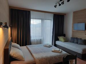 科拉欣穆尔德加公寓的酒店客房设有床和窗户。