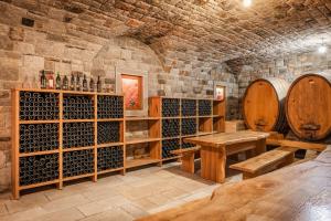 DutovljeTourist Farm Škerlj的酒窖里放着一大堆葡萄酒瓶