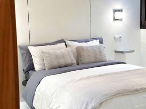 帕斯底拉卡萨Increíbles Vistas PRINCESA - Apartamento para 6 personas的一间卧室配有一张带枕头的大床