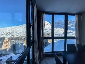 帕斯底拉卡萨Increíbles Vistas PRINCESA - Apartamento para 6 personas的从窗户可欣赏到白雪 ⁇ 的山景