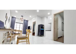 Dĩ AnLuxury Apartment - Charm Ruby, Di An的厨房以及带桌椅的起居室。