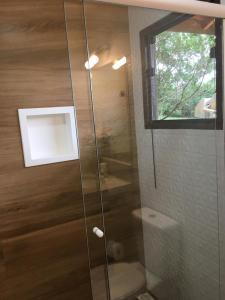 圣安东尼奥-杜皮尼亚尔Estância Liberdade的浴室里设有玻璃门淋浴