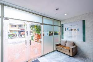 新加坡K Hotel 12的大厅,玻璃门前设有沙发