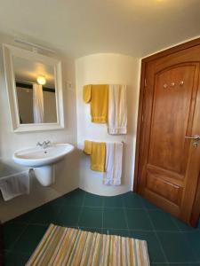 Alto do SulQuinta Perpetua, Casa Corvo的浴室配有盥洗盆、镜子和毛巾