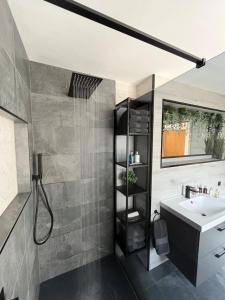 泰恩河畔纽卡斯尔NE1 Luxury City Centre Apartment的一间带水槽和淋浴的浴室