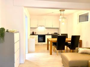 洛伊克巴德Apartments Soldanella的厨房以及带桌椅的用餐室。