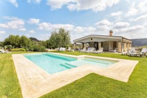 阿尔盖罗Villa Janas Luxury Villa surrounded by large park, swimming pool, parking and Wifi的一座房子的院子内的游泳池
