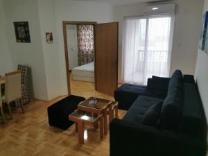 斯特鲁米察007 Apartments - TC Global, Strumica, Macedonia的客厅配有沙发和桌子