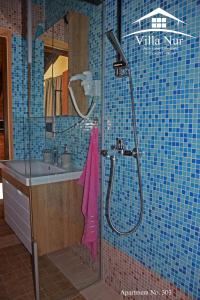 Mavrovi AnoviVilla Nur - Lake View Apartaments的带淋浴和粉红色毛巾的浴室