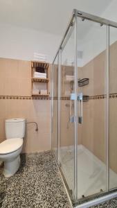 罗萨斯Apartament Santa Margarida的带淋浴和卫生间的浴室