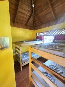 萨玛拉Casa Terra的房屋内带三张双层床的房间