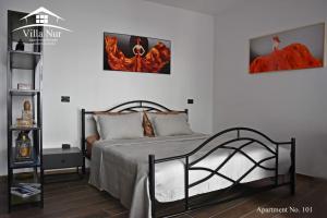 Mavrovi AnoviVilla Nur - Lake View Apartaments的卧室配有一张墙上三幅照片的床