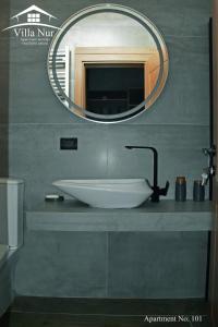 Mavrovi AnoviVilla Nur - Lake View Apartaments的浴室设有白色水槽和镜子
