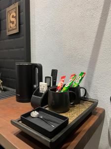 珍南海滩ZUSCH STUDIO的桌上装有两杯和牙刷的托盘