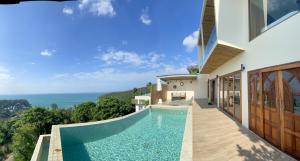 沙拉海滩High Life Villas的海景别墅 - 带游泳池