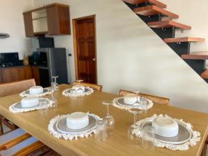 沙拉海滩High Life Villas的餐桌,上面有盘子和玻璃杯