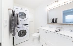 洛杉矶LA Retreat的白色的浴室设有洗衣机和烘干机。