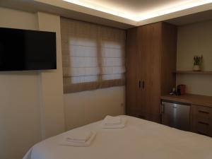 卡尔季察Olive Deluxe Room的一间卧室配有一张床和一台平面电视