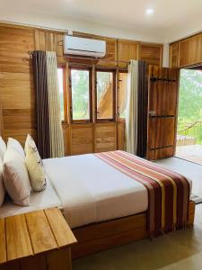 锡吉里亚Rock Shade Chalet- Sigiriya的一间卧室设有一张床和一个窗口