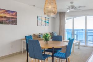 马霍礁Sunset Beach Condo - Luxury 1BR Suite next to The Morgan Resort的用餐室以及带桌椅的起居室。