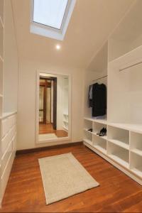 科伦坡Studio 474的一间设有白色架子、窗户和地毯的房间