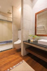 科伦坡Studio 474的一间带水槽、卫生间和镜子的浴室
