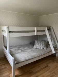 法尔肯贝里Mindre lägenhet i en lantlig miljö i Skrea的配有枕头的客房内的白色双层床